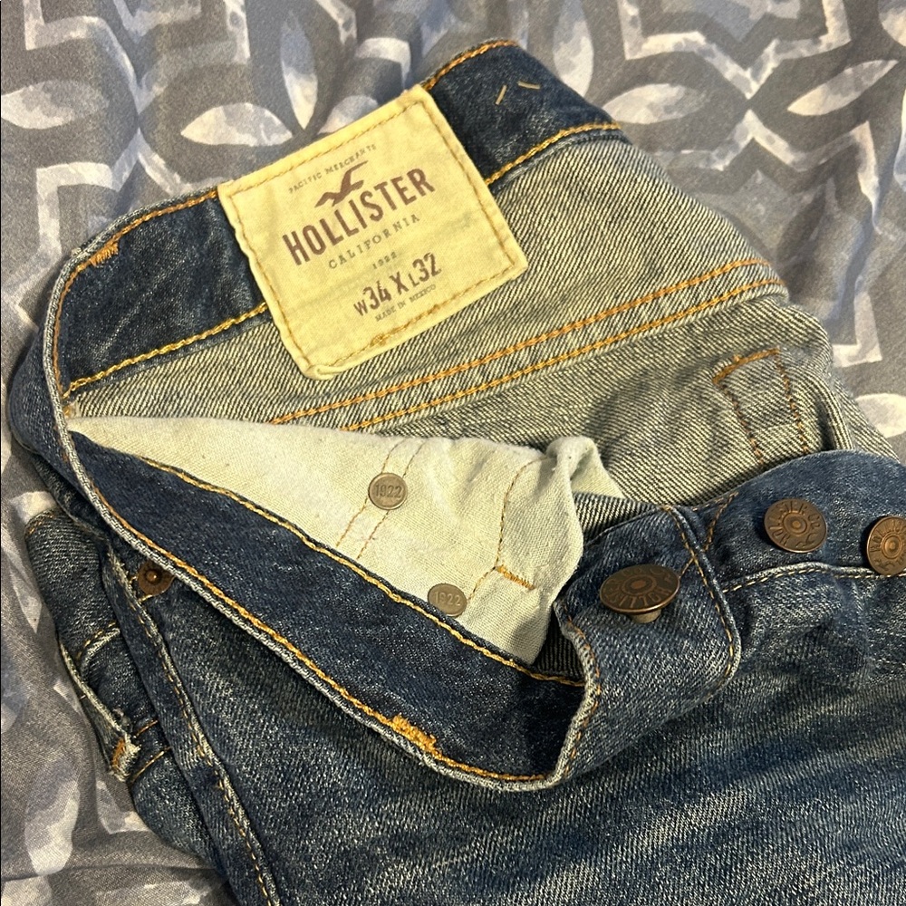Hollister women’s Relaxed Fit Dark Blue Jeans - Picture 3 of 3
